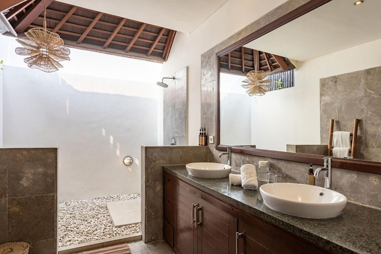 Bathroom 4, Villa Tiga Mangga - 10 mins walk from Oberoi, Badung