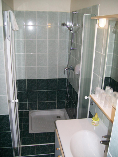 Bathroom 3, L'Hôtel Lac des Graves, Cantal