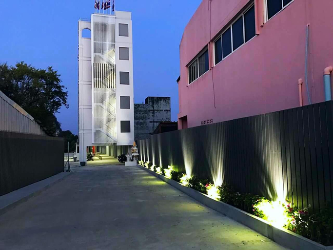 Exterior & Views