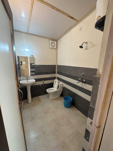 Bathroom, Arahnyam Pool Side Cafe & Resort, Nainital