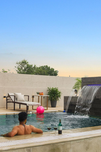 Sport & Beauty 2, StayVista at Elaris With Bonfire, Pool, Lawn, Jaipur