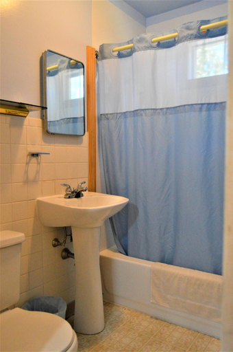 Bathroom 2, Baileys Sunset Cottages, Door