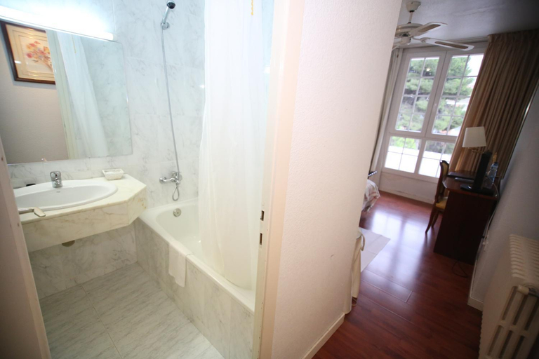 Bathroom 3, Hotel Pintor Marsa, Lleida