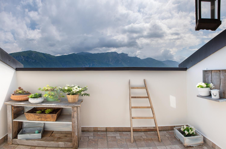 Others 5, Max Apartment, Como