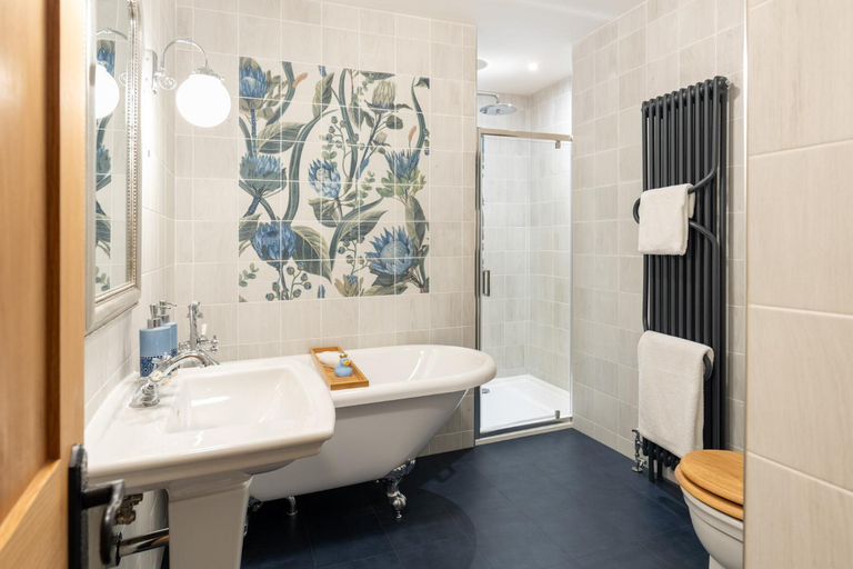 Others 5, Apartments at Number 16 - The Jolly Coopers, London