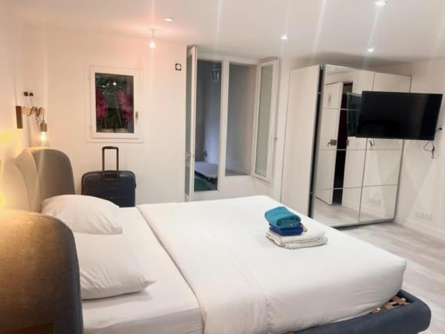 Bedroom 2, Rent a Room - Residence Caire, Montorgueil, Paris
