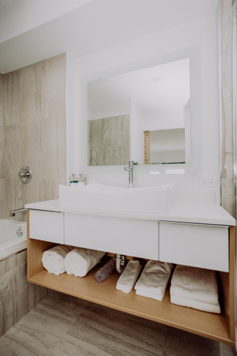 Bathroom 3, La Place Rendez-Vous Hotel, Rainy River