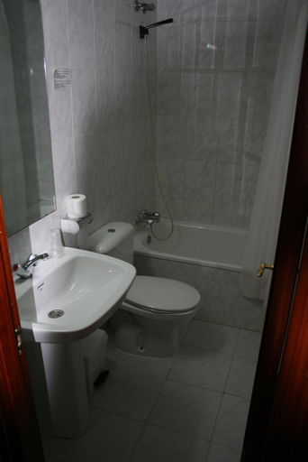 Bathroom, Hostal Puente de Piedra, Zaragoza