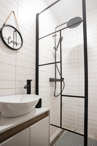 Bathroom 3, Christian Haus, Selimbar