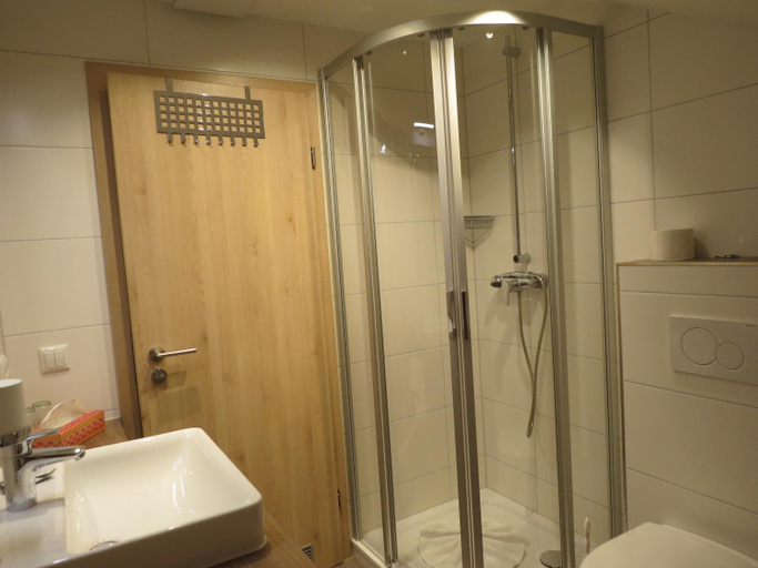 Bathroom 1, Buchelsteiner Hof, Deggendorf