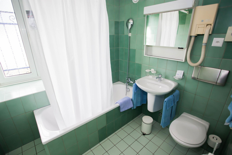 Bathroom 3, Hotel Du Port, Aigle