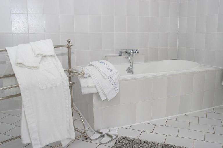 Bathroom 2, Gastehaus Wahnenmuhle, Mettmann
