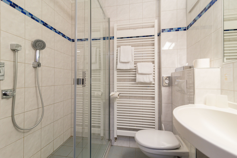 Bathroom 4, Hotel-Restaurant Richard Held, Regensburg