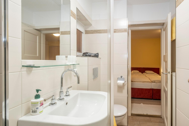 Bathroom 2, Hotel-Pension Falkensteiner, Salzburg Umgebung