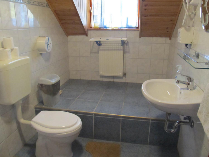 Bathroom 3, Tavi-feszek Fogado, Rétság