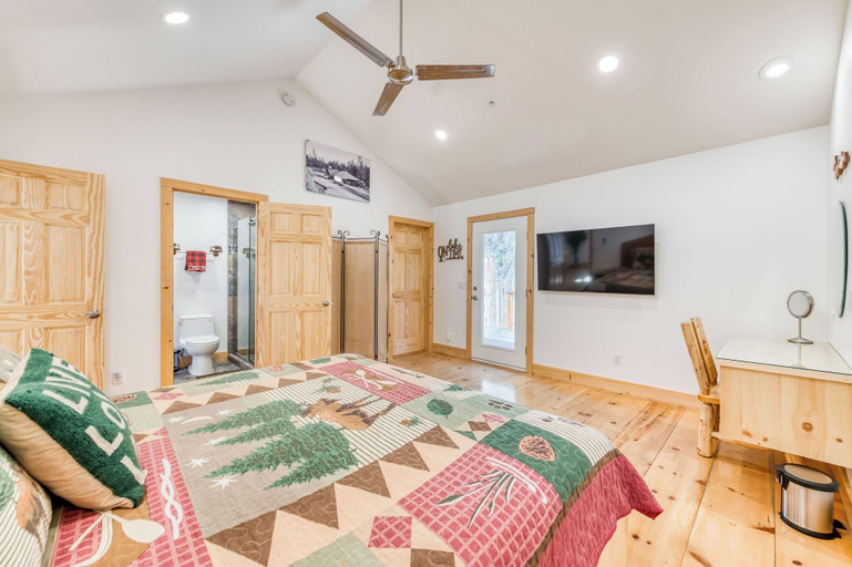 Bedroom 2, Cottage Like Suite With Private Hot Tub, Madera