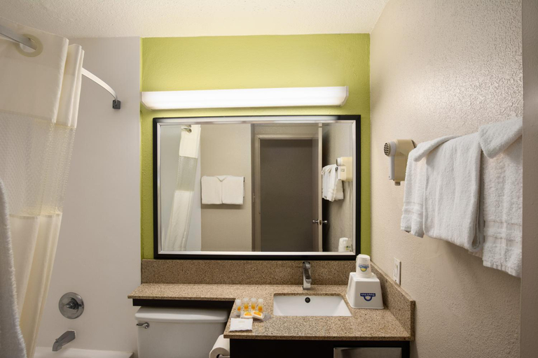 Bathroom 5, Days Inn by Wyndham Rome Downtown, Floyd