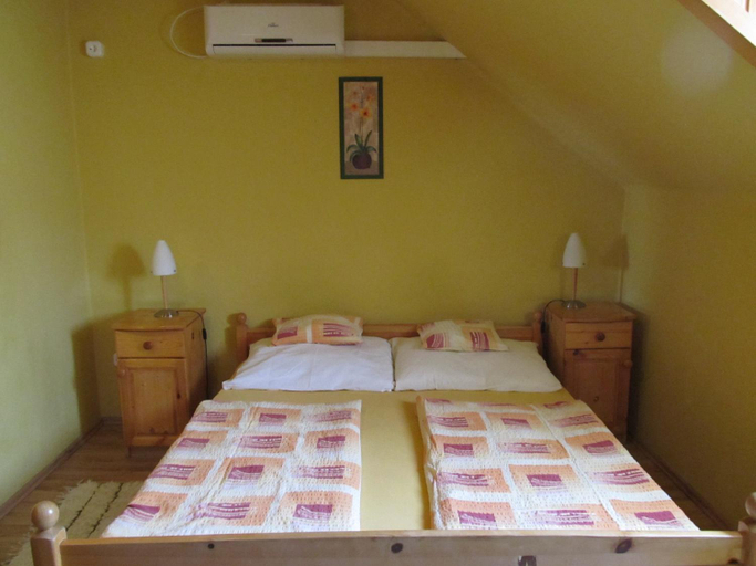 Bedroom 2, Tavi-feszek Fogado, Rétság