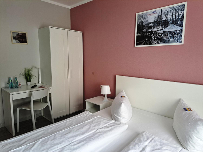 Bedroom 3, Hotel Altes Badehaus, Saalekreis