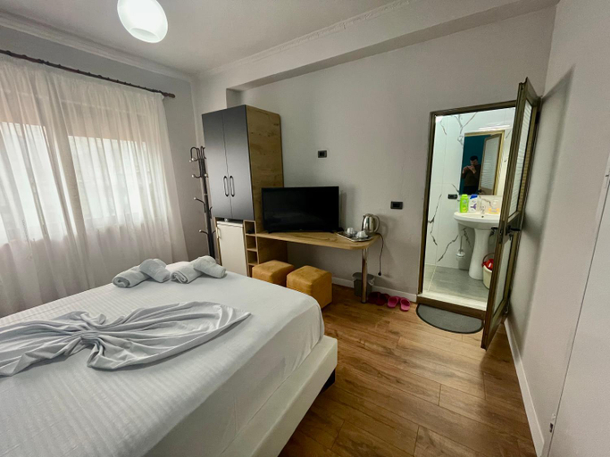 Others 3, Central room private entry and bathroom, Tiranës