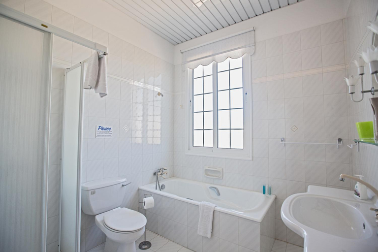 Bathroom 3, Papas Family Villa