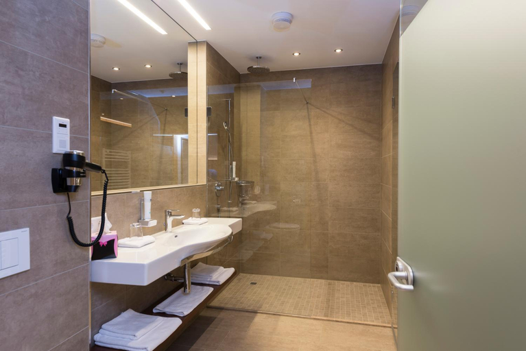 Bathroom 3, BichlAlm Berggasthof, Kitzbühel