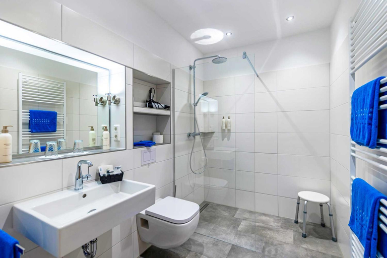 Bathroom 2, Hotel Landhaus Steinfeld, Aurich
