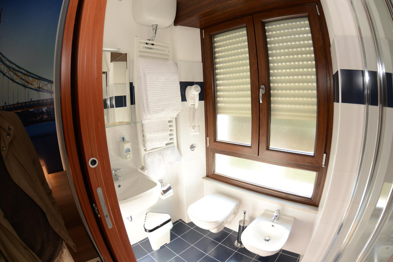 Bathroom 2, B&B Europa, Potenza