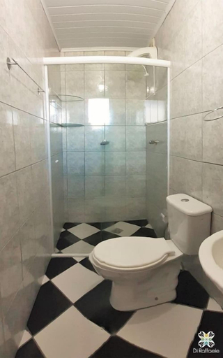 Bathroom 3, Di Raffaele Bombinhas, Bombinhas
