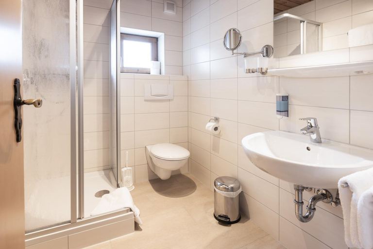 Shower 2, Landgasthof Augustiner, Oberallgäu