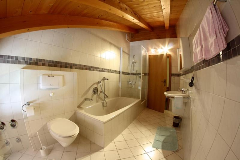 Bathroom 3, KlausenbergHausberg - Gastehaus am Maibaum, Traunstein