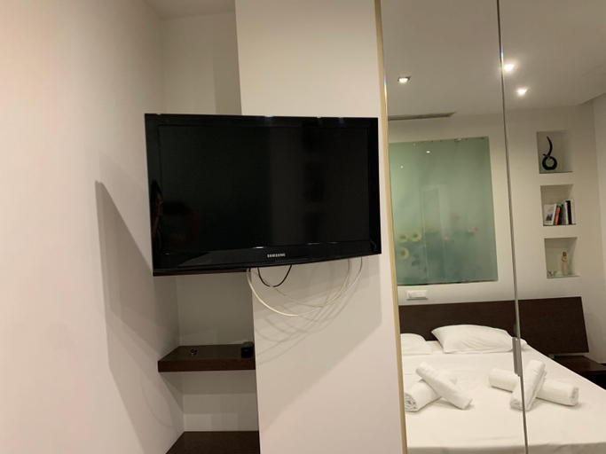 2, Olvias Apartment, Attica