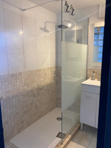 Bathroom 2, Sunrise beach palace studio, Girona