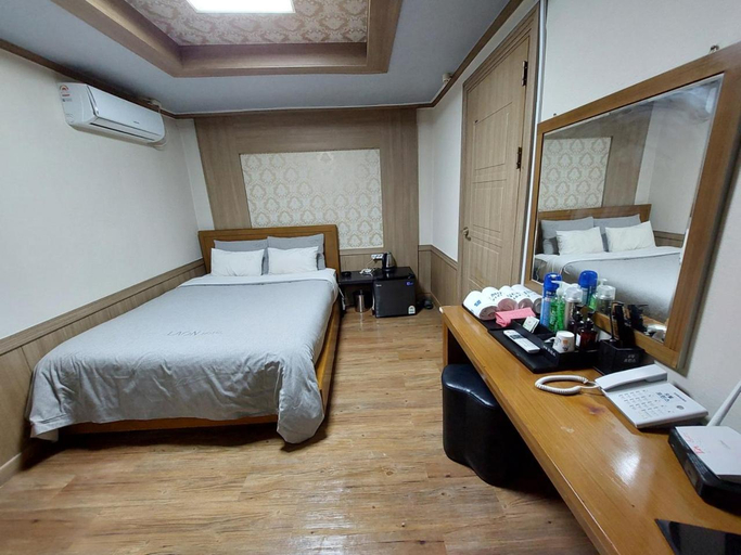 Bedroom 3, Prince Motel, Dong
