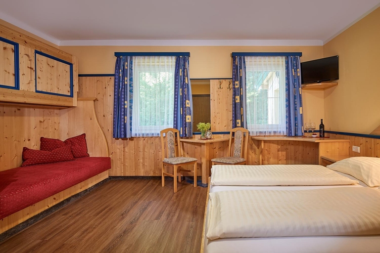 Bedroom 2, Hotel Hubertushof, Sankt Johann im Pongau