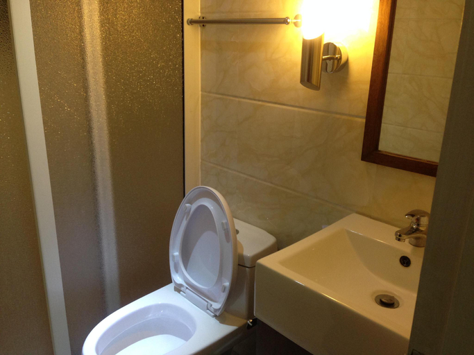 Bathroom 4, Ridgecrest Gardens Hotel, Olongapo City