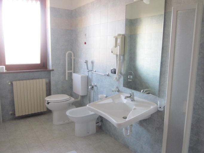 Bathroom 2, Al Casale B&B, Cuneo
