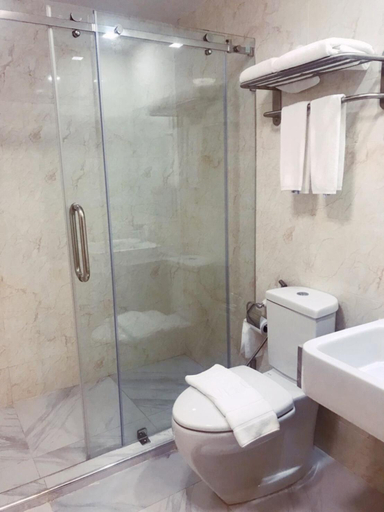 Bathroom 4, Tara Grand Hotel, Thanyaburi