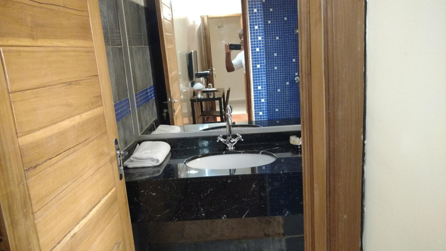 Bathroom 2, Le ZaNaLi Hotel, Kadiogo