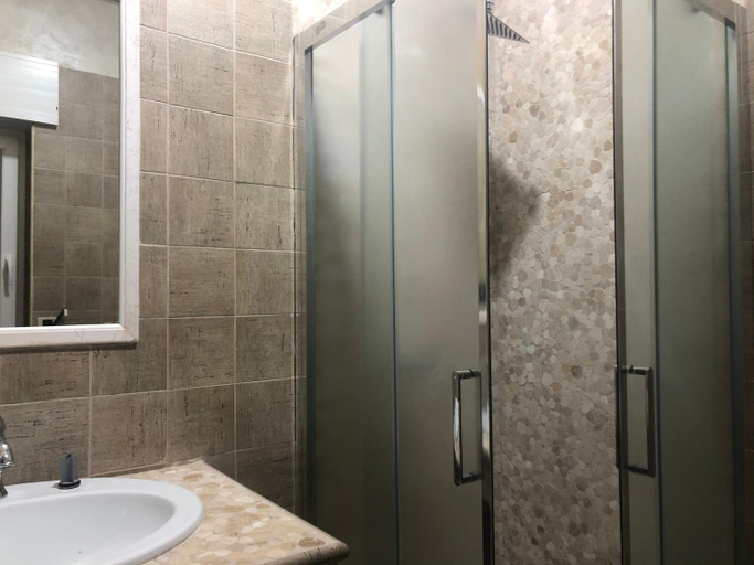 Bathroom 3, Al Dolmen, Foggia