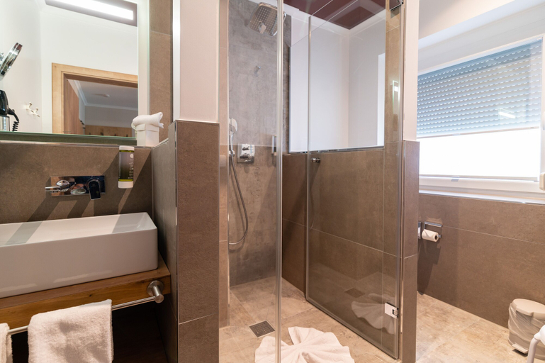 Bathroom 4, Hotel-Restaurant Richard Held, Regensburg