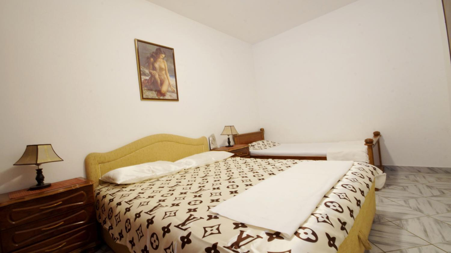 Others 4, Apartment Glomazic