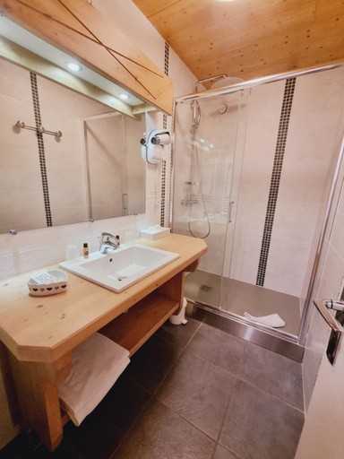Bathroom 3, Hotel Le Sporting, Haute-Savoie