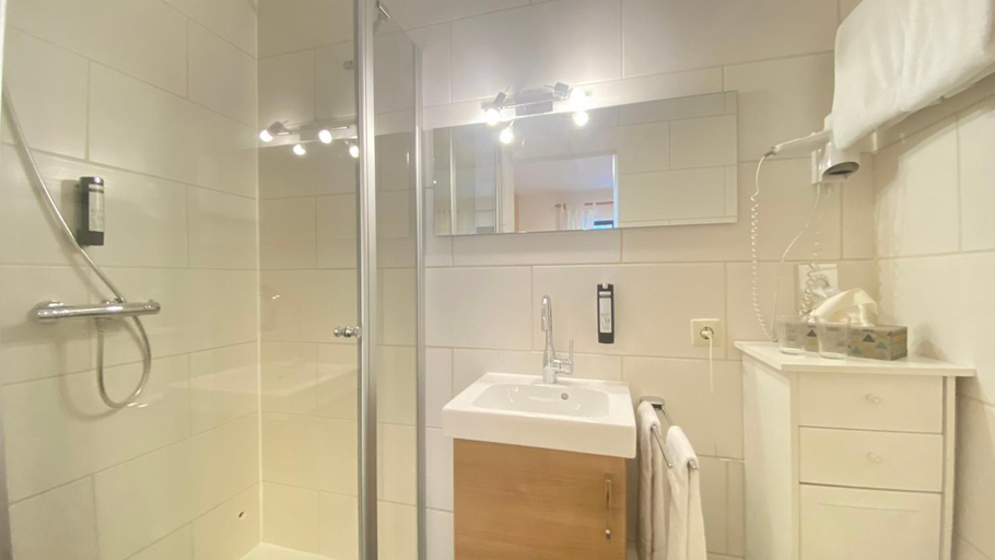 Bathroom 4, Haus am Heiner Geißler Platz by Landgasthof Zickler, Südliche Weinstraße