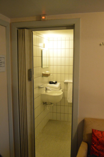 Bathroom 3, Hotel Honfleur, West-Vlaanderen