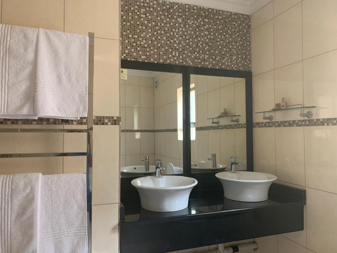 Bathroom 3, Royal Hotel, Capricorn