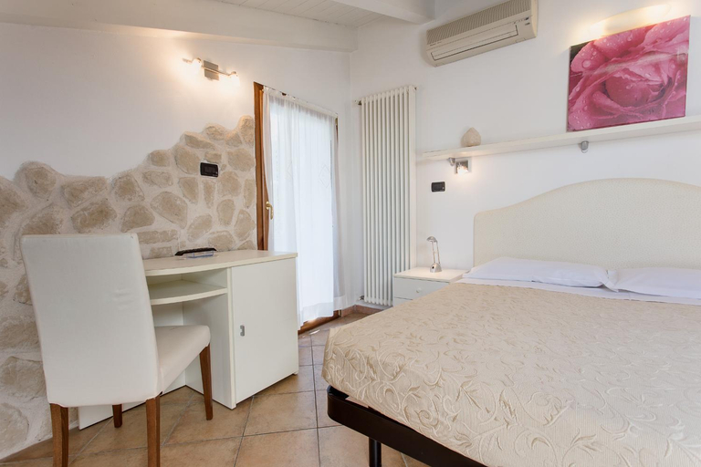 Bedroom 1, Hotel Flora, Ravenna