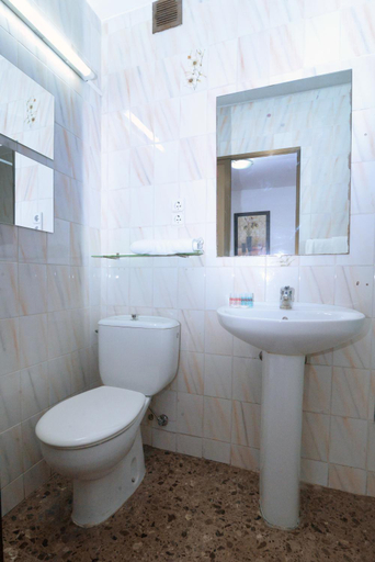 Bathroom 2, Hostal Milmarcos, Zaragoza