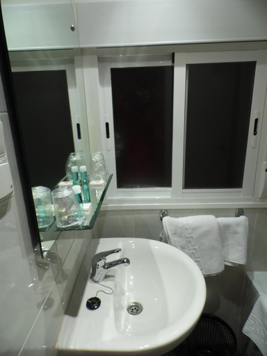 Bathroom 2, Hostal Arenal, Zaragoza