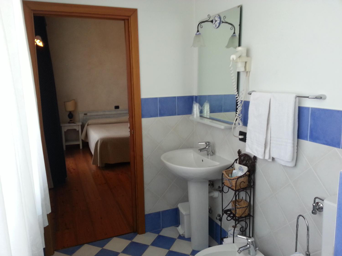 Bathroom, Borgonuovo, Cuneo